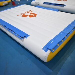 水公園を浮動させる膨脹可能な水ゲームを購入します。