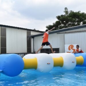 TUV によって証明される湖の膨脹可能な障害物コース -- バランスの管 01