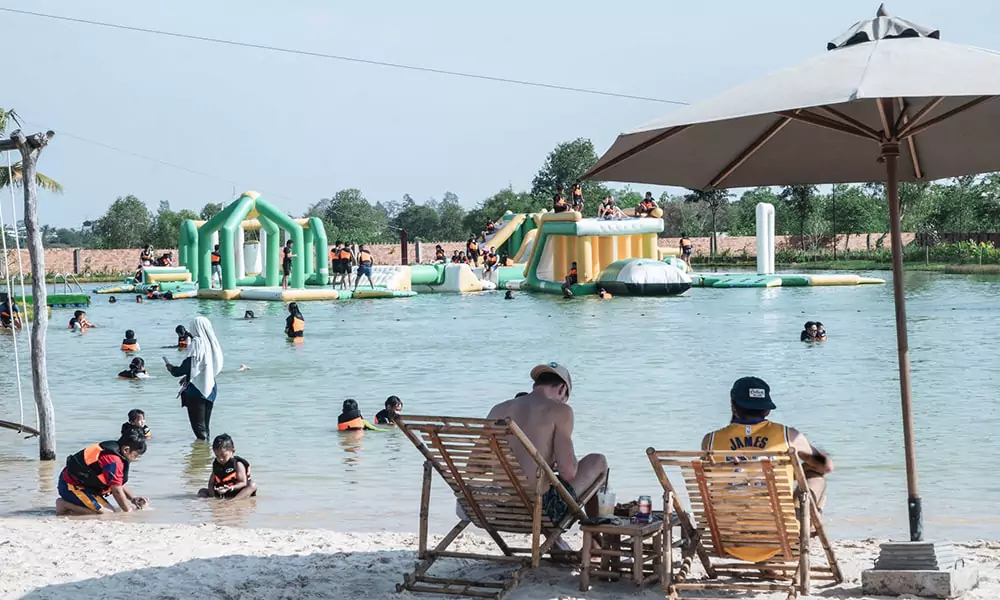 Visitors-relaxing-near-Inflatable-Aquapark