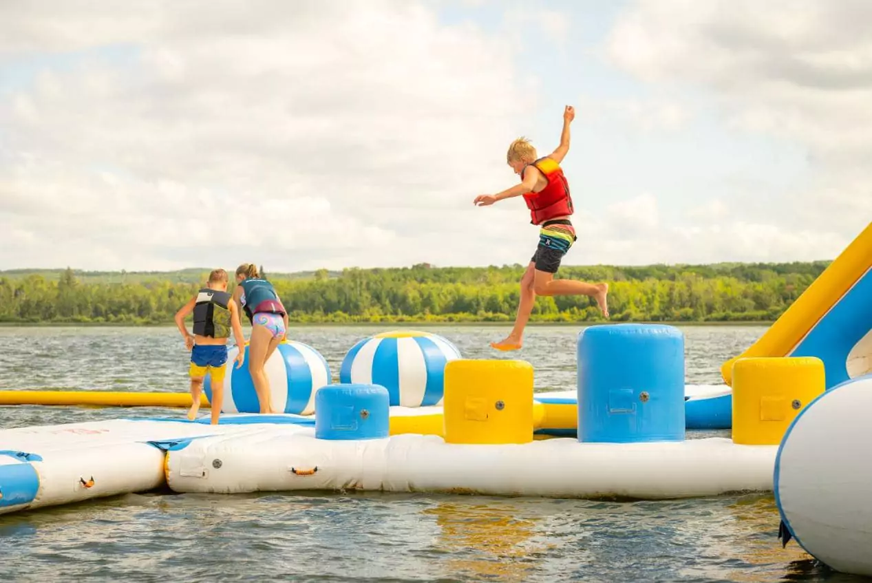 visitors-enjoy-the-commercial- floating-water-park-equipment