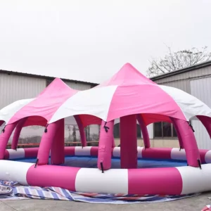 日差しを遮る屋根付き大型インフレータブル・プール