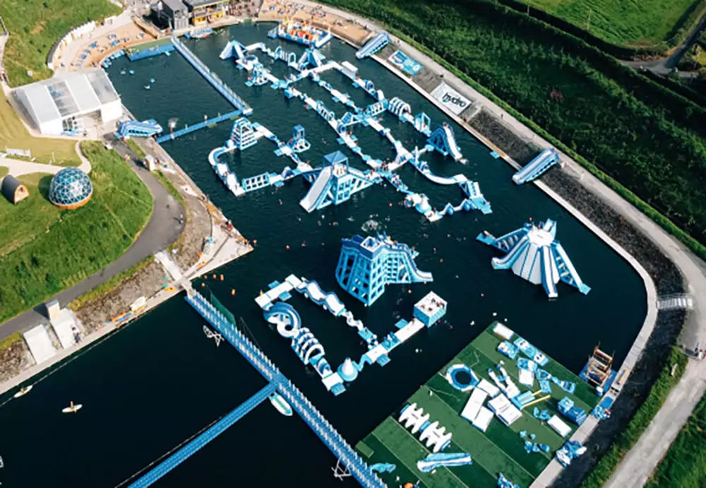 floating-water-park-is-arranged-in-a-rectangular-layout