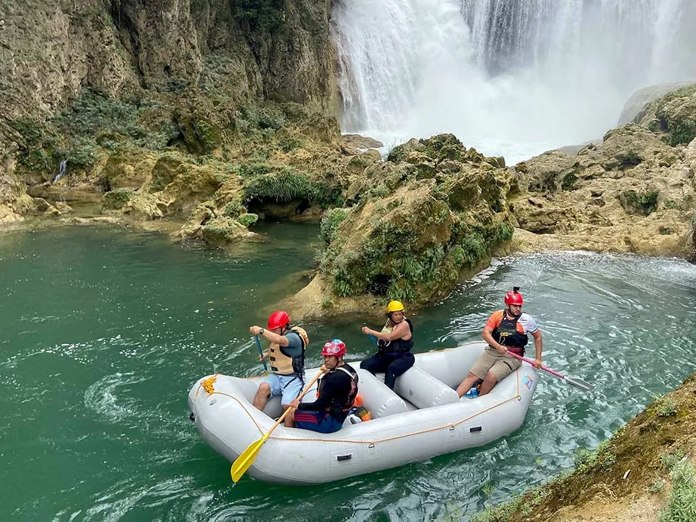 inflatable-rafting-boat-on-river