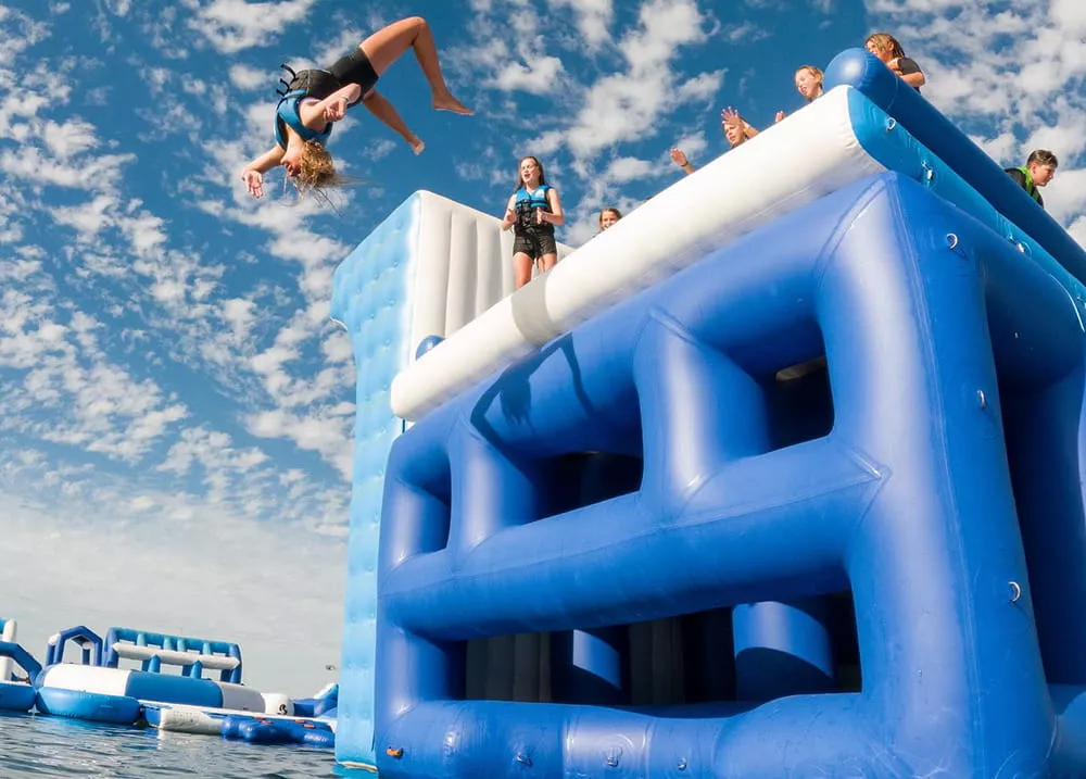 challenge-commercial-inflatable-water-park-activity