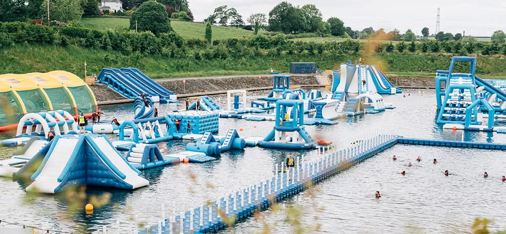 parc-aquatique-gonflable-commercial-bon-design-structure-claire