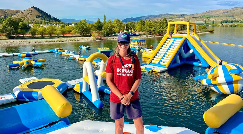 personnel-supervision-operations-parc-aquatique-gonflable