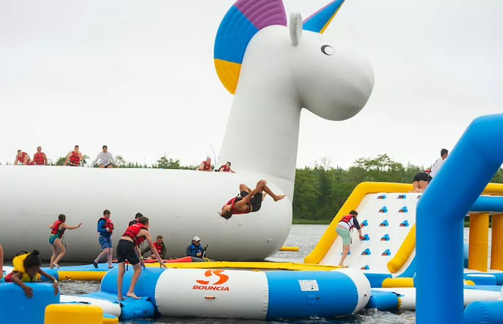 visiteurs-jeu-parc-aquatique-gonflable
