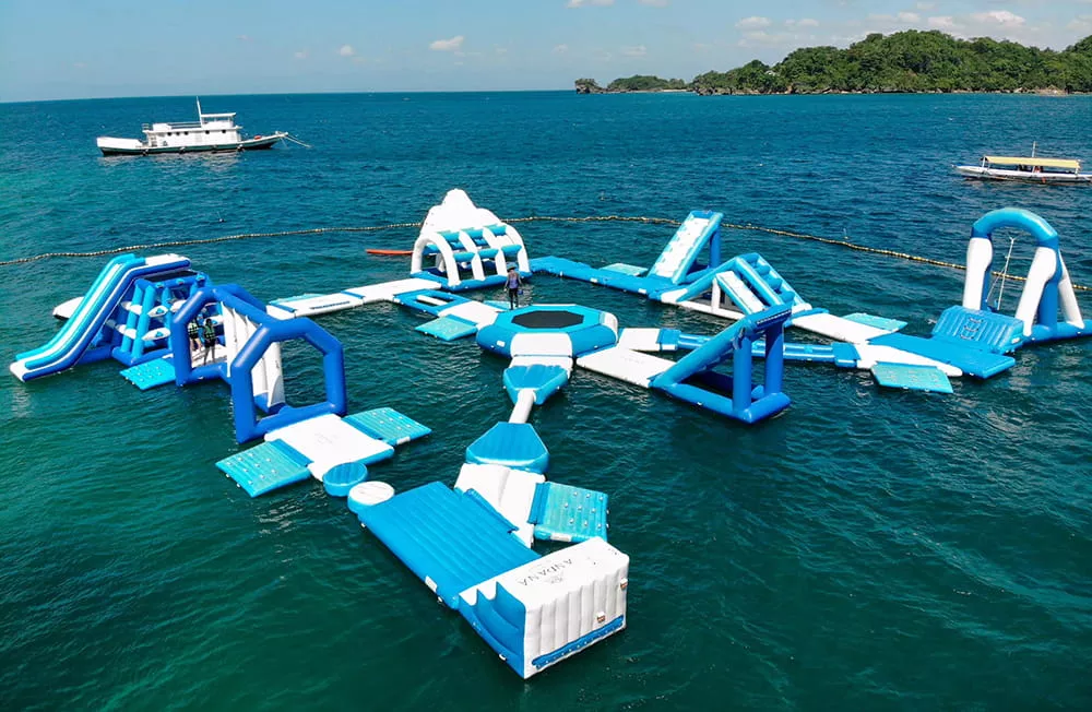 parc-aquatique-gonflable-installe-dans-un-environnement-marin-cotier