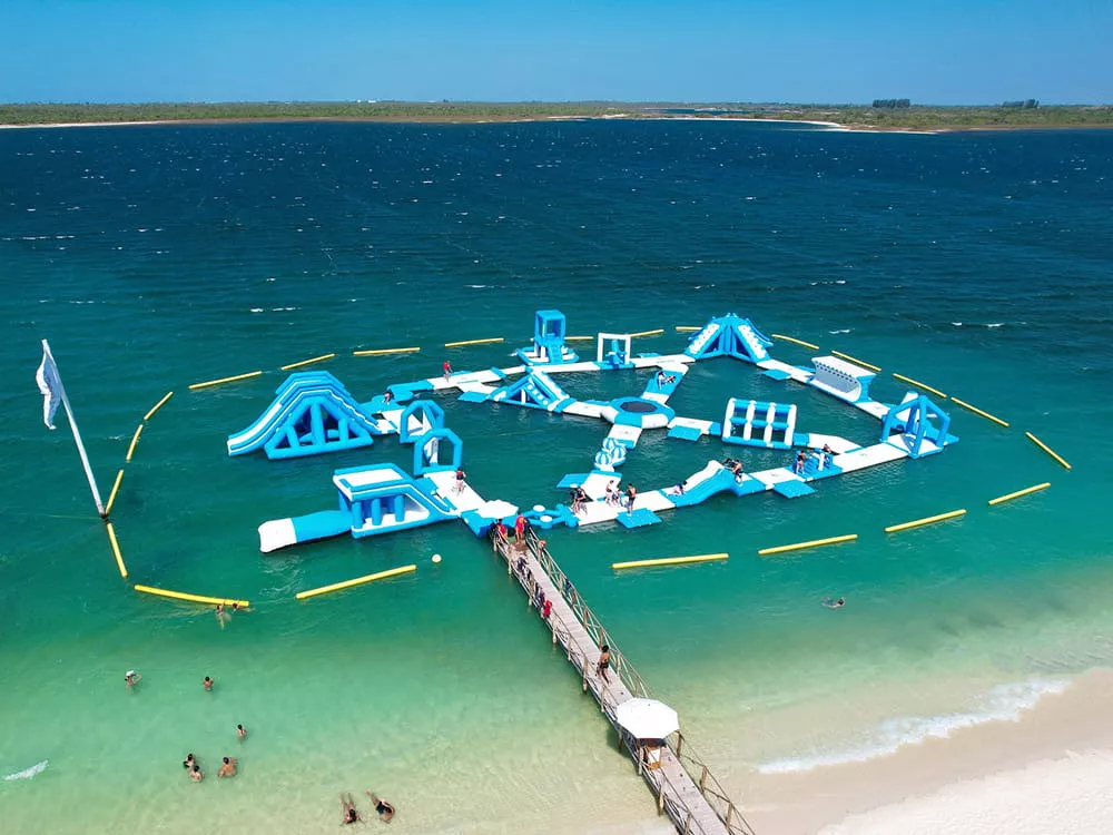 parc-aquatique-gonflable-installe-dans-une-zone-cotiere-en-mer