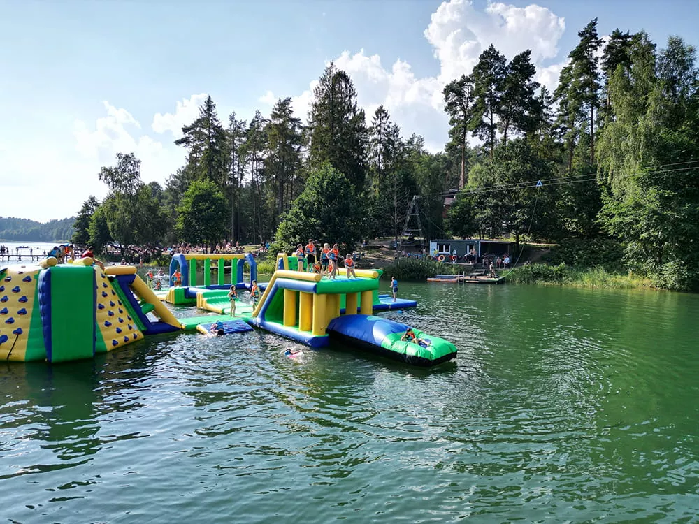 parc-aquatique-gonflable-installe-dans-un-reservoir