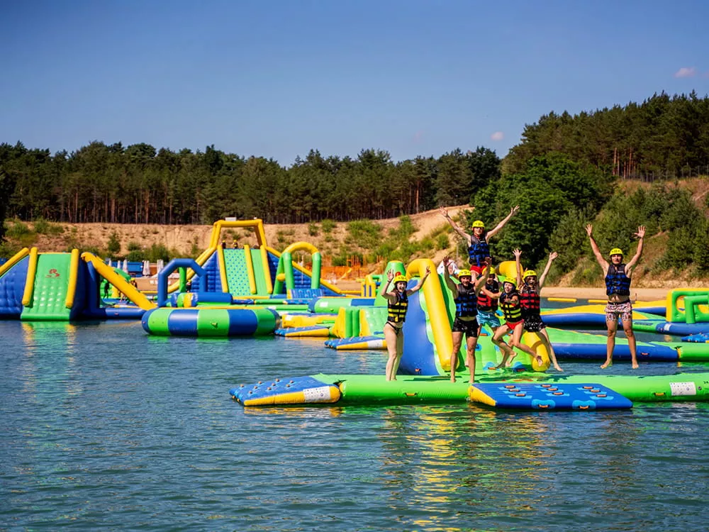 parc-aquatique-gonflable-installe-sur-un-lac-calme