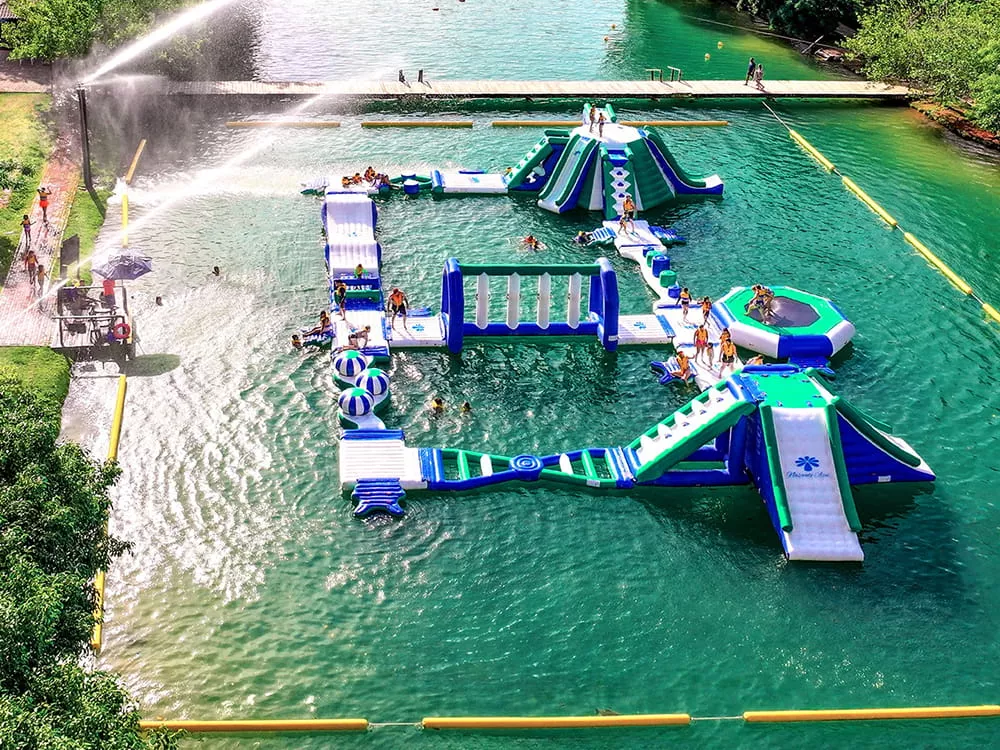 parc-aquatique-gonflable-installe-sur-une-riviere