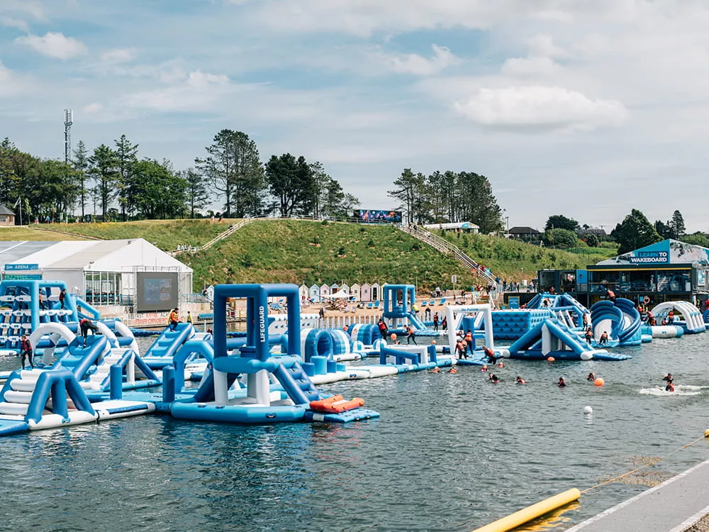 operating-inflatable-water-park-with-visitors-and-staff