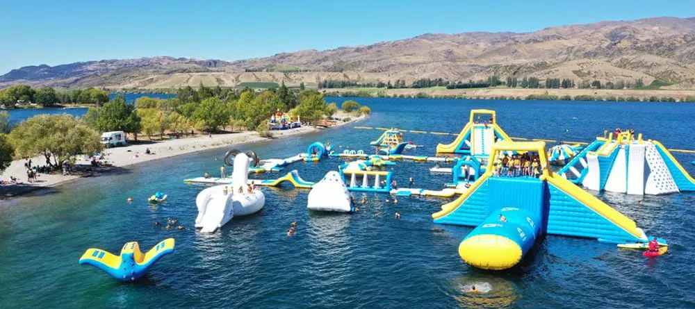 Vue d’ensemble de la configuration d’un parc aquatique gonflable professionnel