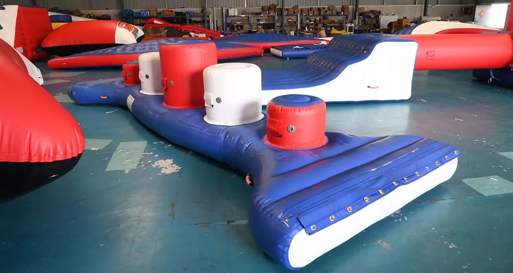 Produits finis d’un parc aquatique gonflable inspectés avant le paiement du solde