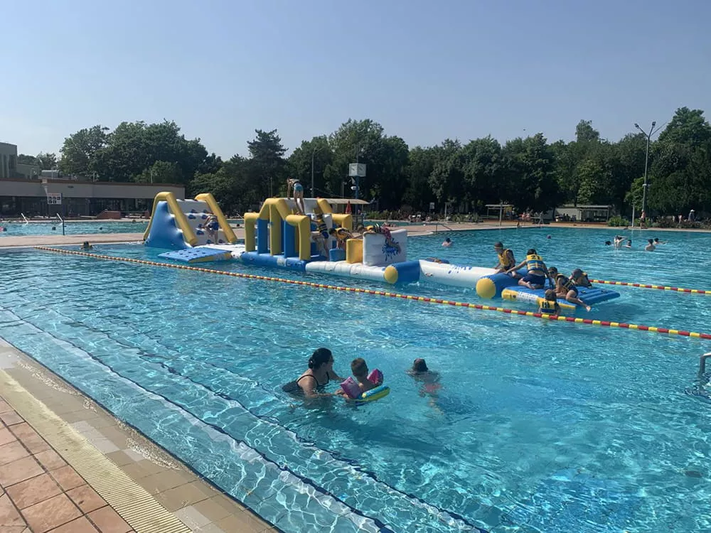 water-sports-inflatable-course-in-a-pool-with-edge-steps